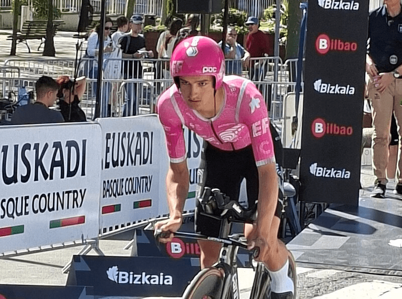 Lukas Nerurkar fue atropellado por un coche durante un entrenamiento, sufriendo múltiples fracturas y poniendo en riesgo su temporada.