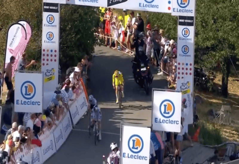 Caos alla Tour de France Femmes: la moto Shimano manda a terra Noemi Rüegg nel finale pazzo di tappa 5