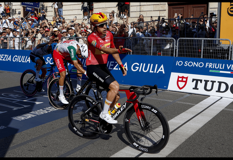 Giro de Italia: Dversnes sorprende en Milán
