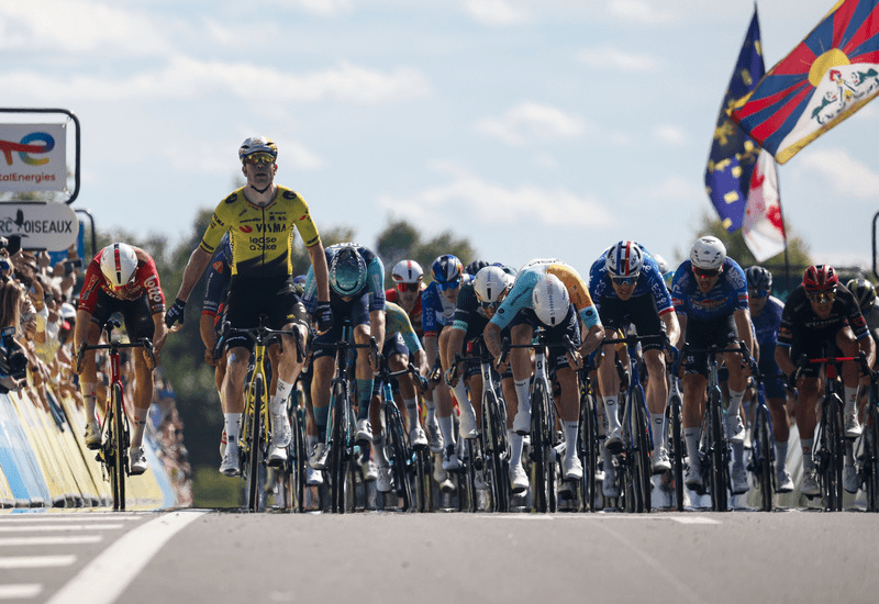 Auvergne Rhône-Alpes: winning sprint by Van Aert