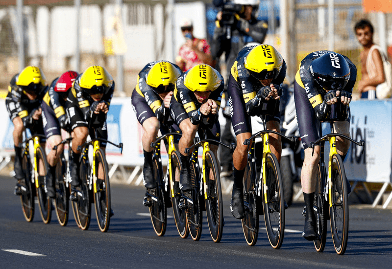 Visma remporte le contre-la-montre par équipes : Vingegaard porte du jaune !