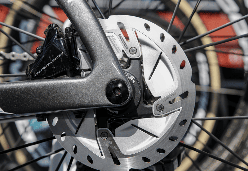Disc brakes, from "hot knife blades" to an indispensable innovation