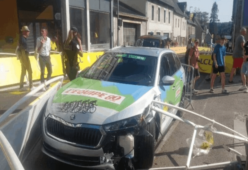 Tour: Press car crashes through barriers in Ussel, eight injured