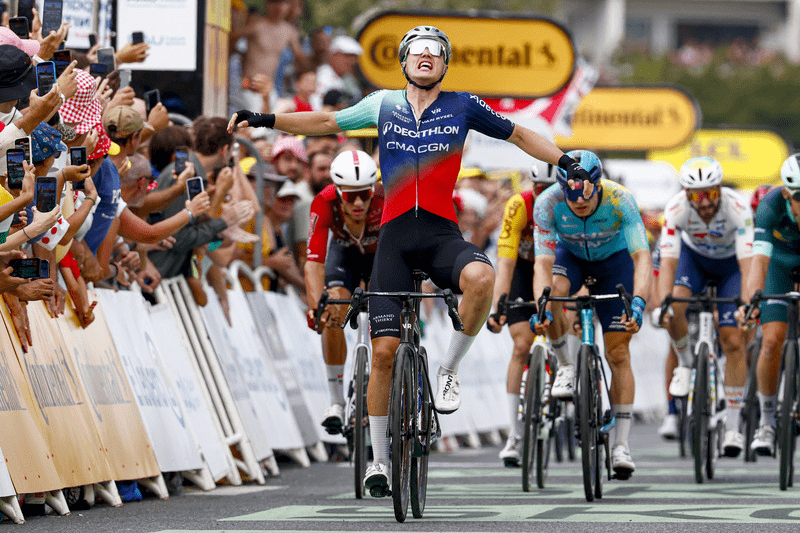 Kooij's stage victory "takes a huge weight off" young leader Seixas