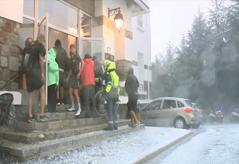 The third stage of the Vuelta España is suspended due to hail.