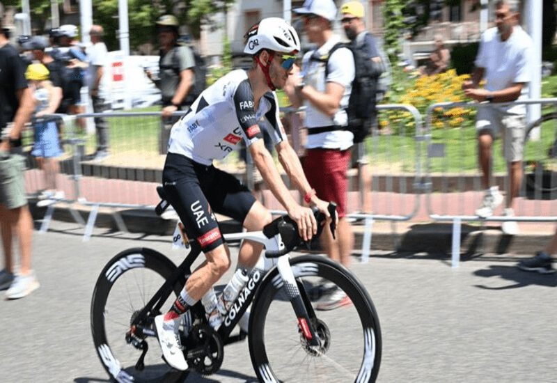 Adam Yates non si arrende: il britannico stringe i denti al Tour de France